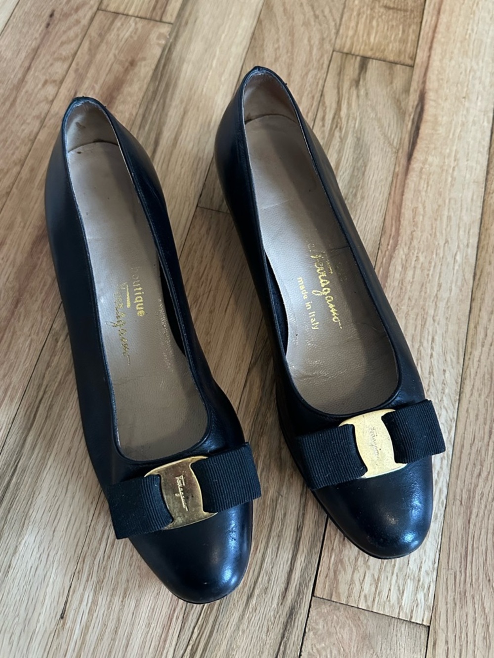 Vintage Salvatore Ferragamo Black Vara Bow Leather Pumps Size 7